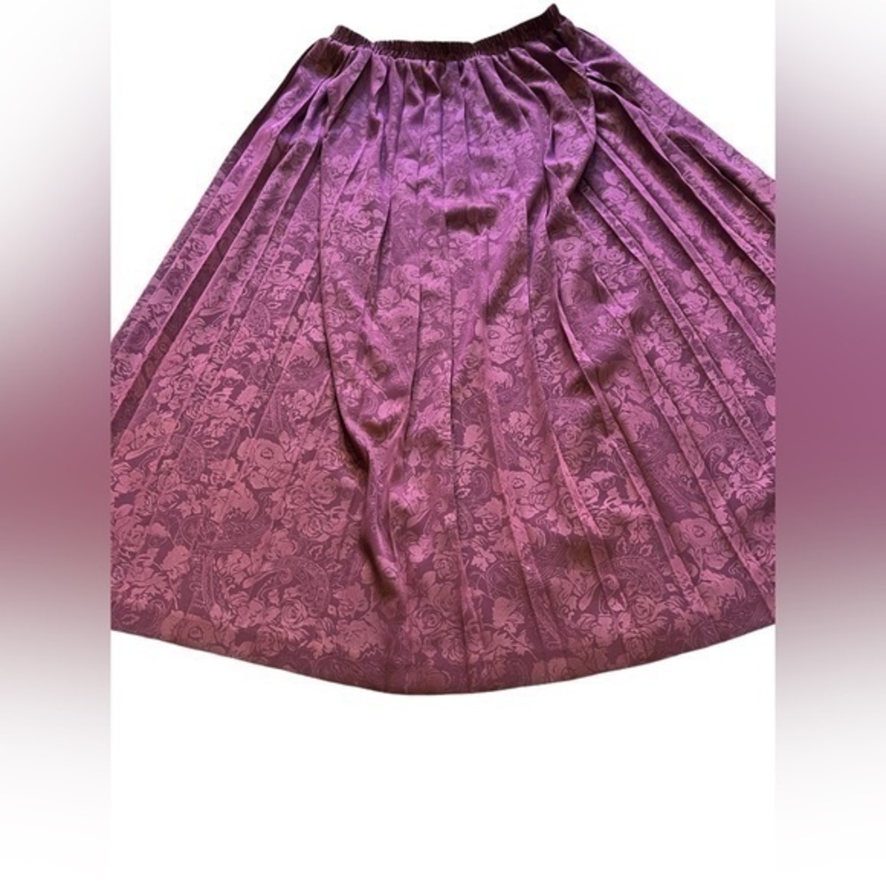 Lavender satin vintage accordion skirt (T21)Sz 8 see pics for measurements ☂️✨⭐️